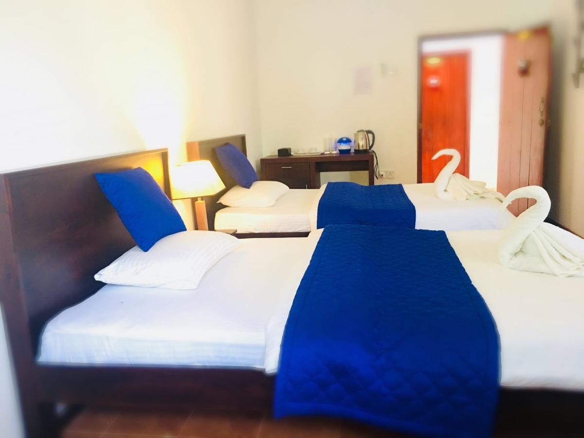 Blue Whale Holiday Hotel Mirissa Quarto foto